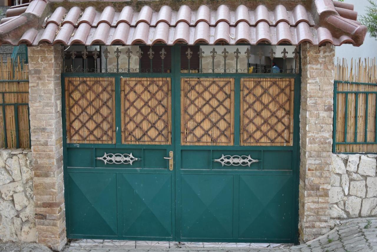 Private Apartment At Guest House Hektor & Aferdita Vlorë Exterior foto